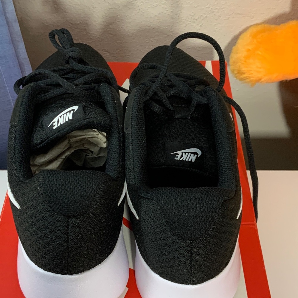 Nike Tanjun Black Mesh Sneakers with White Accents Mens 8/Women 9.5 NEW - Picture 3 of 4